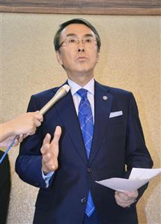 TPP閣僚会合の終了後、記者団の取材に応じる石原経済再生相=21日、ハノイ(共同) TPP閣僚会合の終了後、記者団の取材に応じる石原経済再生相=21日、ハノイ(共同)