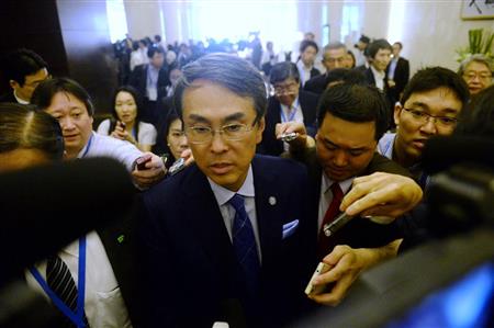 ＴＰＰ閣僚会合に出席後、記者団に囲まれる石原伸晃経済再生担当相＝２１日、ベトナム・ハノイ（ロイター）