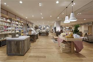 オーダーメードで色をそろえたＬＥＤ照明を使うアクタス「新あべの店」＝大阪市阿倍野区（パナソニック提供）