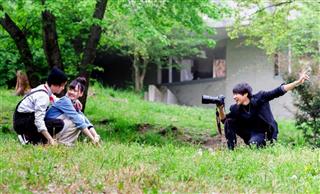 希望の場所にカメラマンが同行する出張撮影サービスの様子