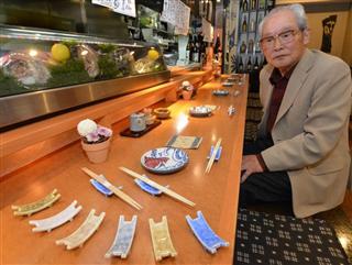 元電機メーカー技術者の村瀬重雄さん（右）が開発した「おもてなし箸置き台」。全国の旅館や料亭などで人気を博している