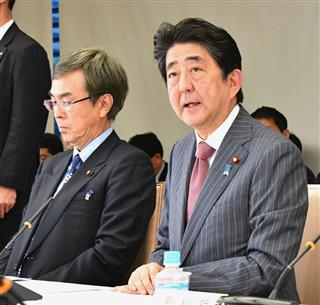 経済財政諮問会議に臨む安倍晋三首相（右）と石原伸晃経済再生担当相＝２３日、首相官邸