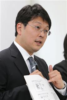 筋萎縮性側索硬化症（ＡＬＳ）の治療標的分子経路を同定した論文について説明する井上治久教授（左）＝２４日、京都市左京区（寺口純平撮影）