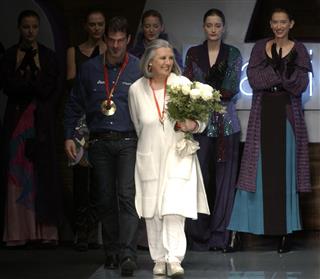 ラウラ・ビアジョッティさん（手前右）＝２００６年２月、イタリア・ミラノ（ＡＰ）