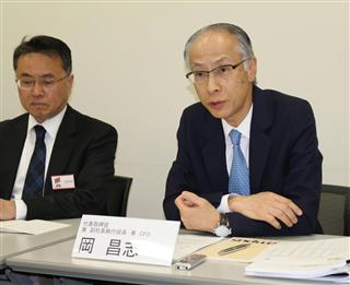 平成２９年３月期連結決算について記者会見するニコンの岡昌志副社長（右）＝１１日、東京都千代田区（宇野貴文撮影）