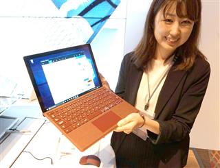 日本マイクロソフトが発表した新型のサーフェスプロ＝２６日、東京都港区