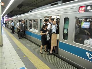 小田急線成城学園前駅の朝の通勤ラッシュ。混雑緩和が急務だ＝東京都世田谷区（小田急電鉄提供）