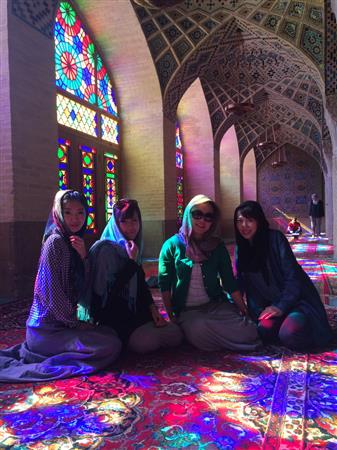 木村さんと同僚。イランのピンクモスクで