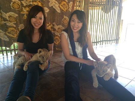 木村さんと友人。ヨハネスブルグのウクツラライオンパークにて