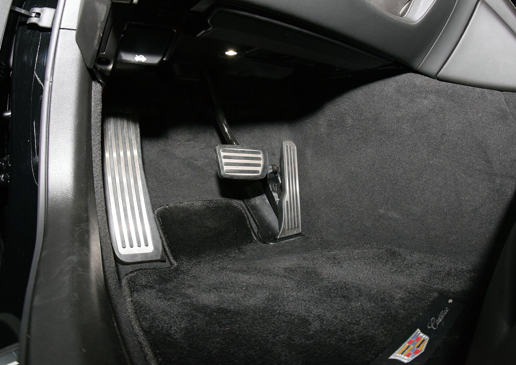 アクセルペダルは吊り下げ式ではなく、欧州高級車によく見られるオルガン式を採用。足の裏全体で踏むため安定している