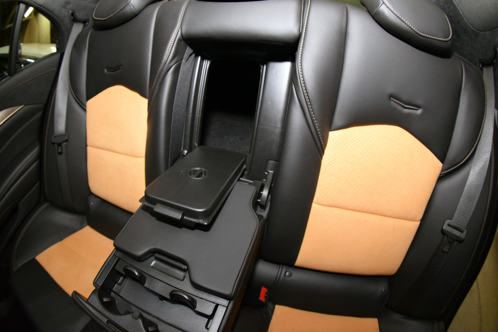 後席中央のトランクスルー機構