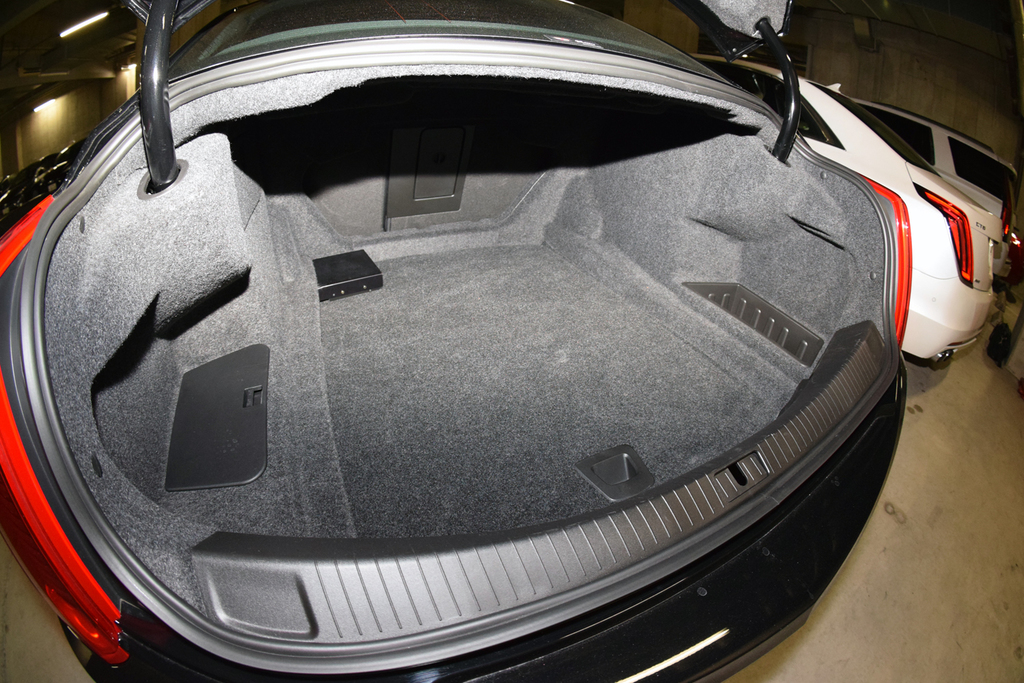 トランクの開口部は大きく切り取られていて、使い勝手は良さそう