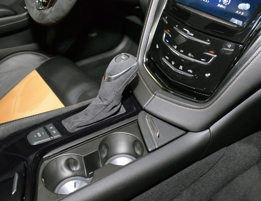 起毛素材「スウェーデッド・マイクロファイバー」で覆われたシフトレバー