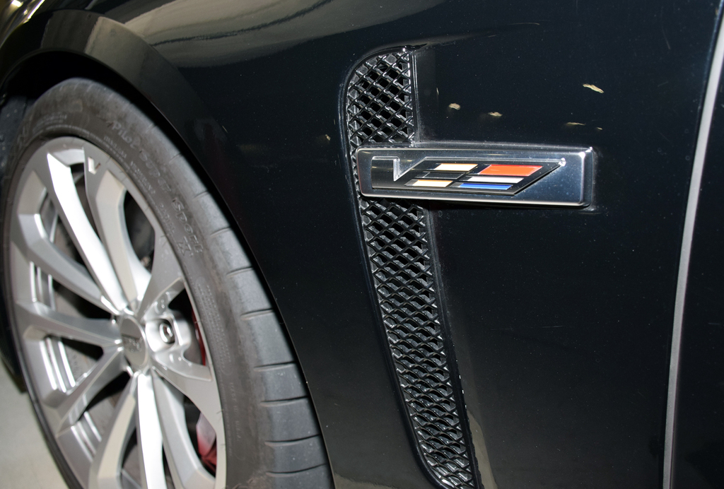 前輪うしろのエアアウトレットと「Ｖ」のバッジ
