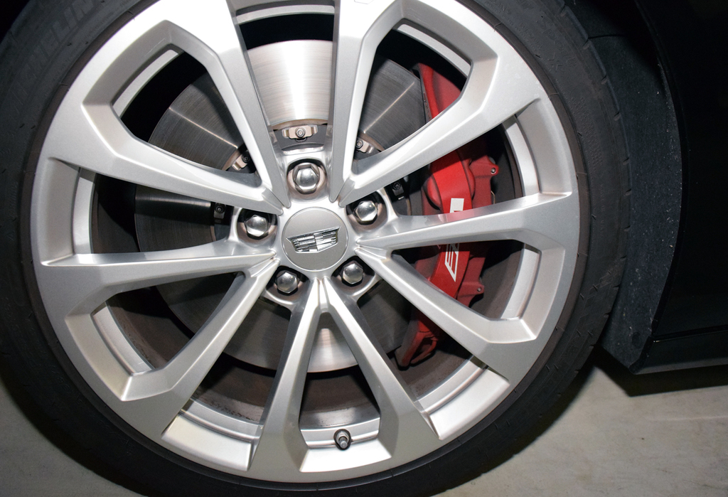 「ＣＴＳ－Ｖ」の１９インチタイヤ。「ミシュラン・パイロットスーパースポーツ」を履く