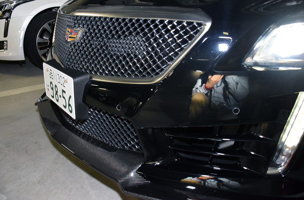 鏡のようなピカピカのボディの映り込む筆者