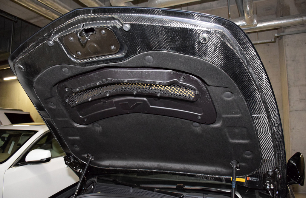 カーボンファイバー製のエンジンフード