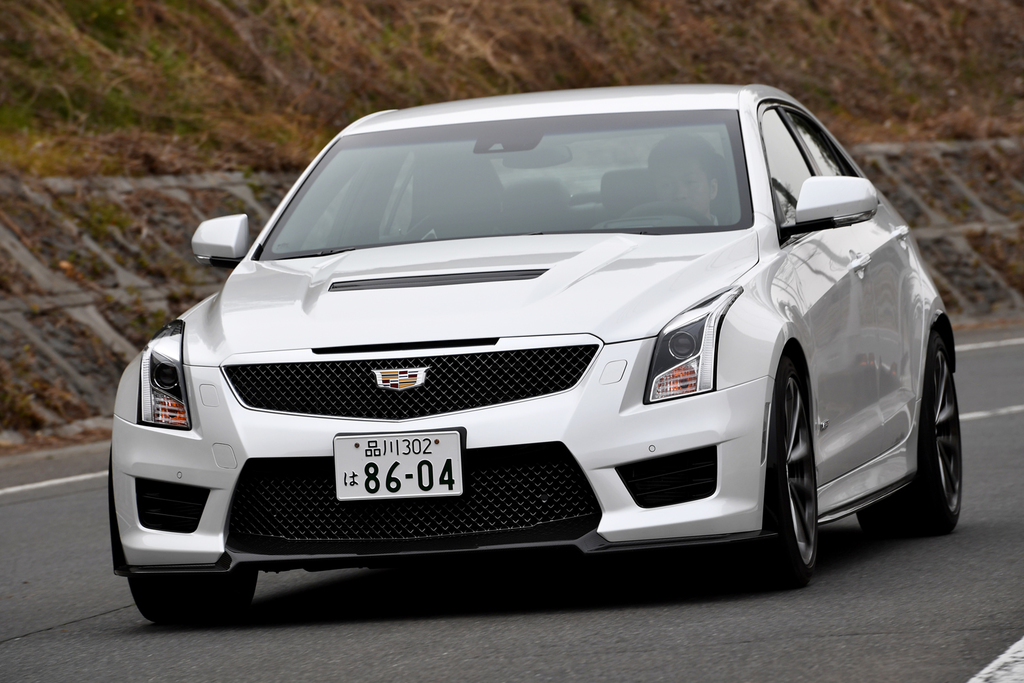 キャデラックの「ＡＴＳ－Ｖ」を運転する筆者＝群馬県の甘楽町