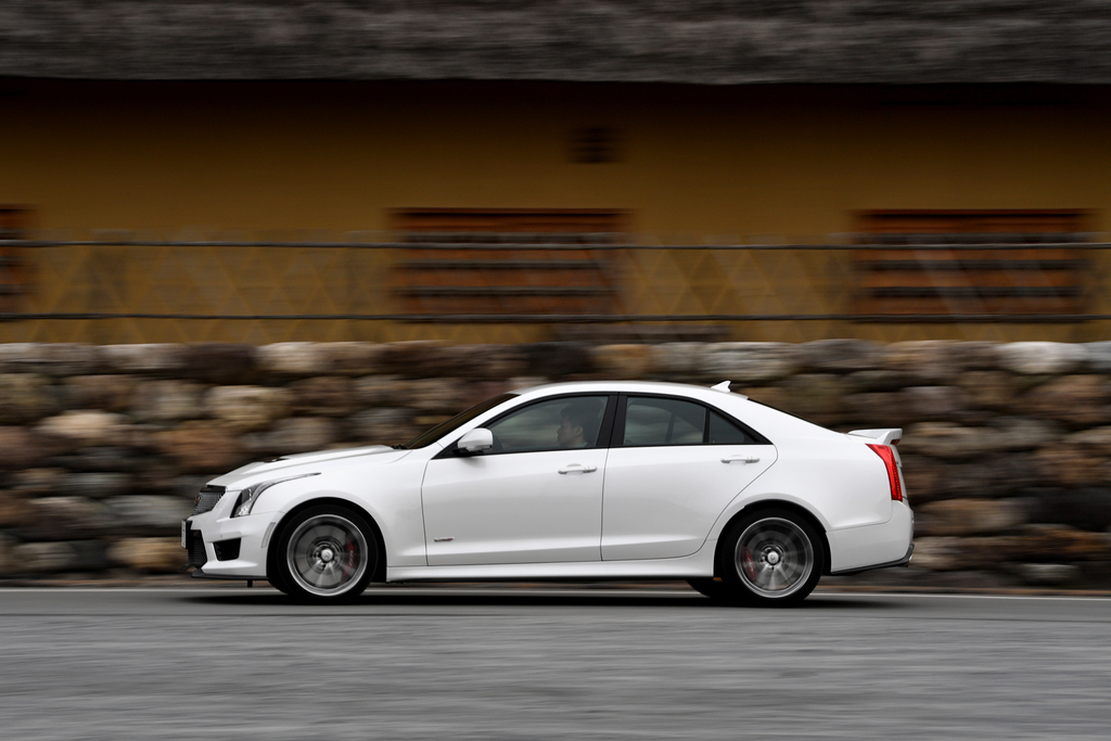 「ＡＴＳ－Ｖ」を運転する筆者＝群馬県の甘楽町