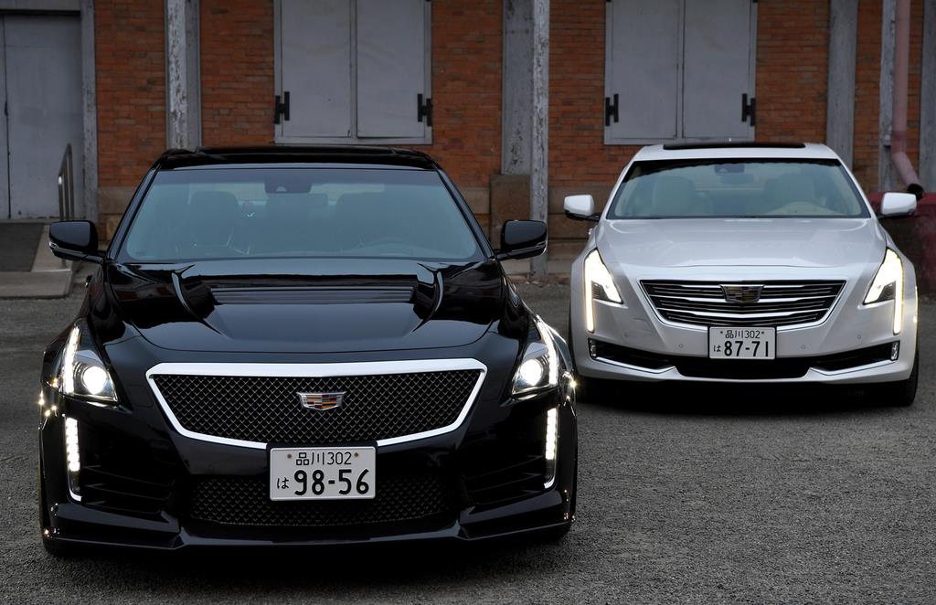 富岡製糸場で、キャデラックの高性能スポーツセダン「ＣＴＳ－Ｖ」（左）と最高級セダン「ＣＴ６」