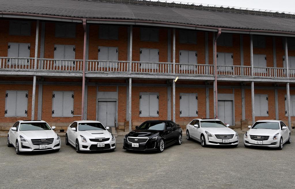 富岡製糸場にて、キャデラックの（左から）「ＣＴＳ」「ＡＴＳ－Ｖ」「ＣＴＳ－Ｖ」「ＣＴ６」「ＡＴＳ」