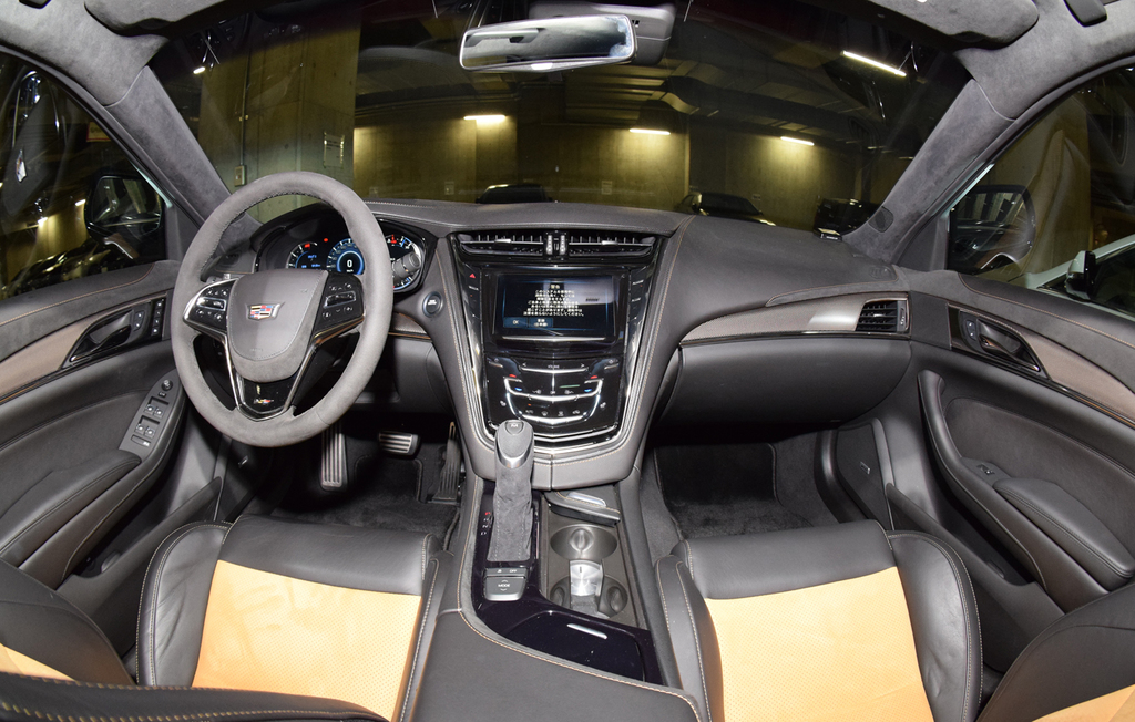 カーボンファイバーと「スウェーデッド・マイクロファイバー」を施したスポーティーなインテリア