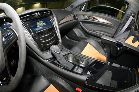 センターコンソール周り。シフトレバーは握りやすい「スウェーデッド・マイクロファイバー」を施している