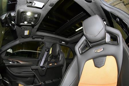 レカロのシートと大きなサンルーフ。車内は開放感に満ちている