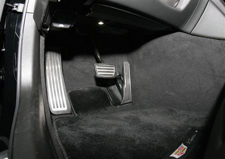 アクセルペダルは吊り下げ式ではなく、欧州高級車によく見られるオルガン式を採用。足の裏全体で踏むため安定している