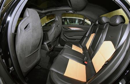 走りはスポーツカー、リヤシートはラグジュアリーセダンらしく広々としている