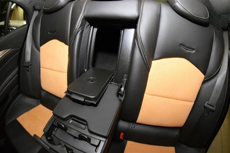 後席中央のトランクスルー機構