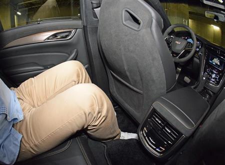 レッグスペースにはこぶし２つ以上の余裕があった