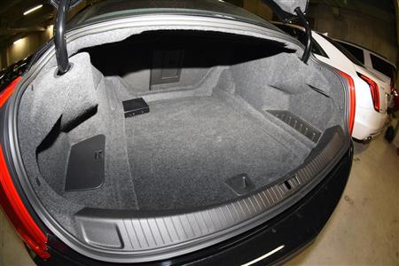 トランクの開口部は大きく切り取られていて、使い勝手は良さそう