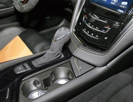 起毛素材「スウェーデッド・マイクロファイバー」で覆われたシフトレバー