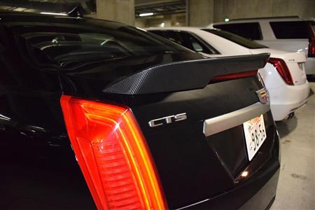 カーボン製のリヤスポイラーとＬＥＤリヤコンビランプ