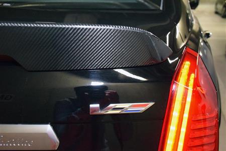 カーボン製のリヤスポイラーと「Ｖ」のバッジ