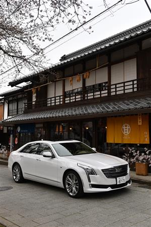 古民家カフェ（甘楽町の信州屋）の前に駐車した、キャデラックの最高級セダン「ＣＴ６」