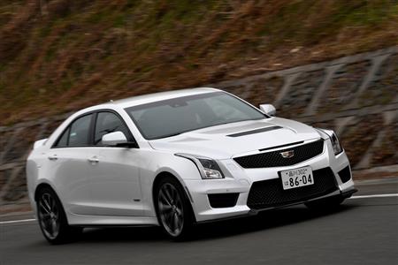 キャデラックの「ＡＴＳ－Ｖ」を運転する筆者＝群馬県の甘楽町