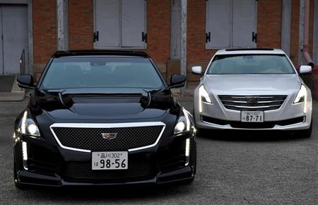 富岡製糸場で、キャデラックの高性能スポーツセダン「ＣＴＳ－Ｖ」（左）と最高級セダン「ＣＴ６」