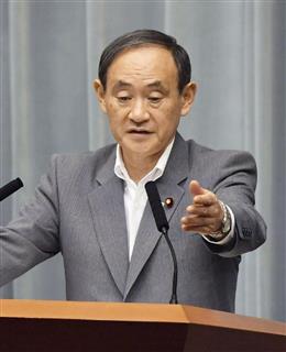 記者会見する菅官房長官＝３０日午前、首相官邸