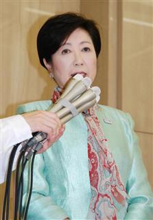 報道陣の取材に応じる東京都の小池百合子知事＝３０日午前、都庁（高橋裕子撮影）