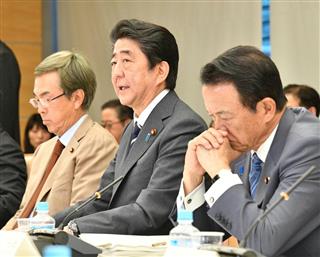 未来投資会議に臨む(左から)石原伸晃経済再生担当相、安倍晋三首相、麻生太郎財務相=30日午後、首相官邸 未来投資会議に臨む(左から)石原伸晃経済再生担当相、安倍晋三首相、麻生太郎財務相=30日午後、首相官邸
