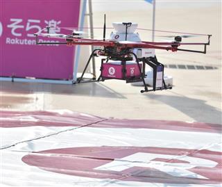 昨年11月に千葉県の国家戦略特区で行われた都市部でのドローン宅配を想定した実証実験 昨年11月に千葉県の国家戦略特区で行われた都市部でのドローン宅配を想定した実証実験