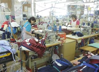 ジャージーを縫製するカネマスの工場＝埼玉県羽生市