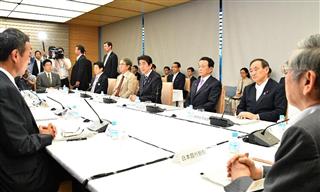 経済財政諮問会議に臨む安倍晋三首相（奥中央）ら＝２日午後、首相官邸（斎藤良雄撮影）