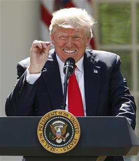 １日、ホワイトハウスで地球温暖化防止の枠組み「パリ協定」からの離脱を表明するトランプ米大統領（ロイター）