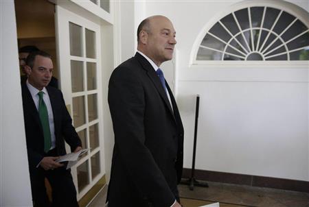 パリ協定を脱退するとするドナルド・トランプ米大統領の演説に先立って、会場に着いたゲーリー・コーン米経済担当大統領補佐官（右）とラインス・プリーバス米大統領首席補佐官＝１日、米ワシントンのホワイトハウス・ローズガーデン（ロイター）