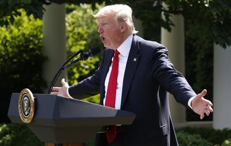 パリ協定からの脱退方針を発表するドナルド・トランプ米大統領＝１日、米ワシントンのホワイトハウス・ローズガーデン（ロイター）