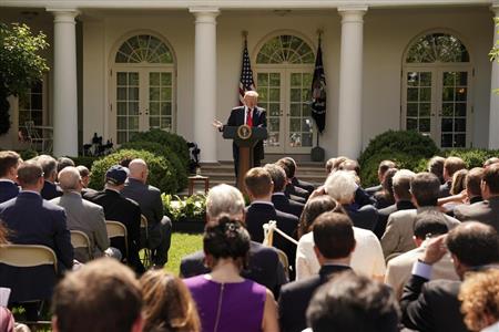 パリ協定から脱退する方針を発表するドナルド・トランプ米大統領＝１日、米ワシントンのホワイトハウス・ローズガーデン（ロイター）