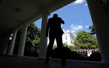 パリ協定を脱退する方針を発表し、観衆に手を振るドナルド・トランプ米大統領＝１日、米ワシントンのホワイトハウス・ローズガーデン（ロイター）